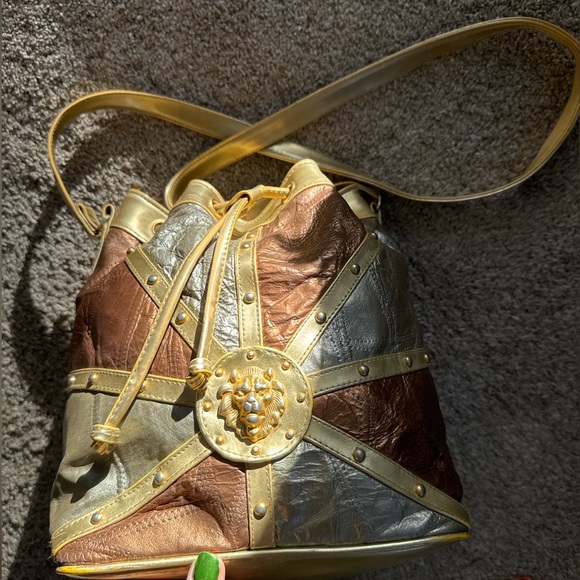 Vintage Handbags - Château Vintage Leather Bucket Bag Lion Medallion